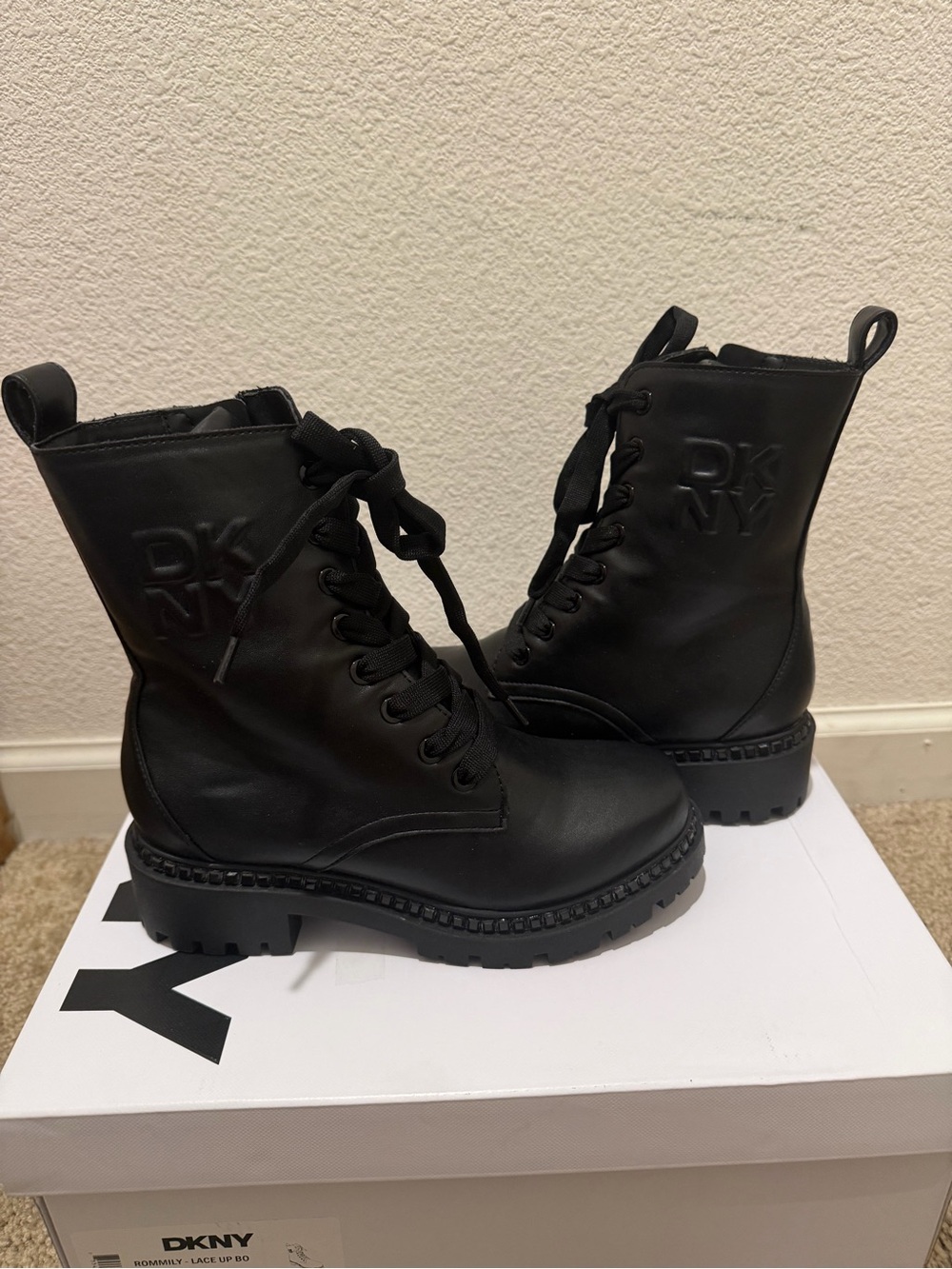 “New” DKNY Black Lace-Up Platform Combat Boots size5.5
